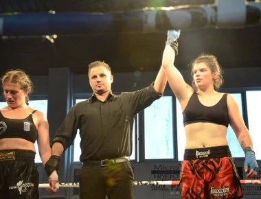 Συγκλόνισε η «ασημένια» Α.Τσομπάνη: Μπήκε στο ρινγκ με το «Μακεδονία Ξακουστή» & «τυλιγμένη» με τον ήλιο της Βεργίνας